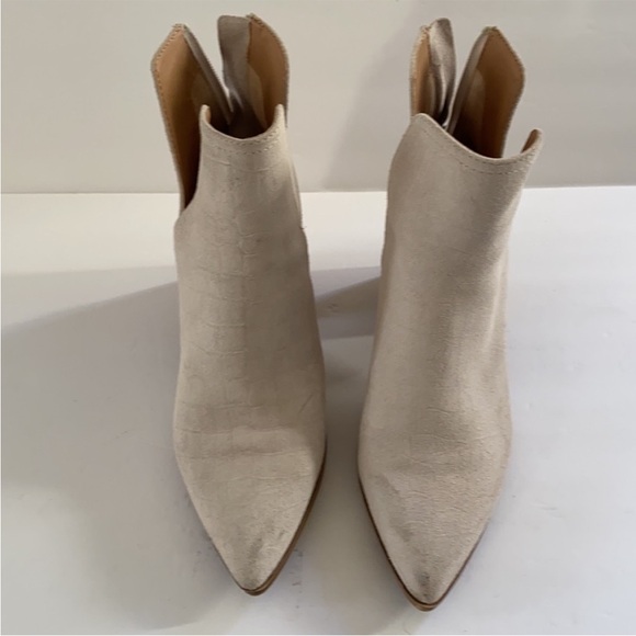 STEVE MADDEN | ‘Darryn’ Bootie Stacked Heel Bone/ White. Size: 9M. - Picture 8 of 16